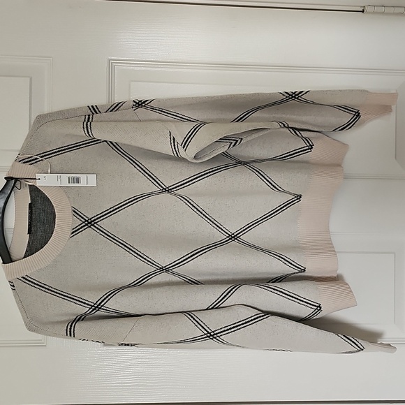 NWT T Tahari Geometric Crewneck Longsleeve Sweater Alpaca/Black Large - Picture 4 of 14